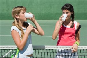 Теннисистки пьют воду